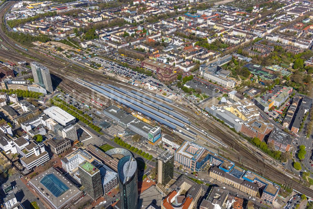 Dortmund from the bird's eye view: Track progress and building of the main station of the railway in Dortmund at Ruhrgebiet in the state North Rhine-Westphalia, Germany