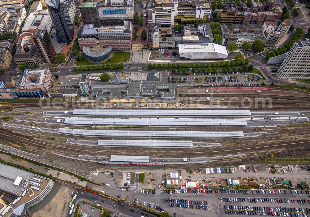 Dortmund from the bird's eye view: track progress and building of the main station of the railway in Dortmund in the state North Rhine-Westphalia, Germany