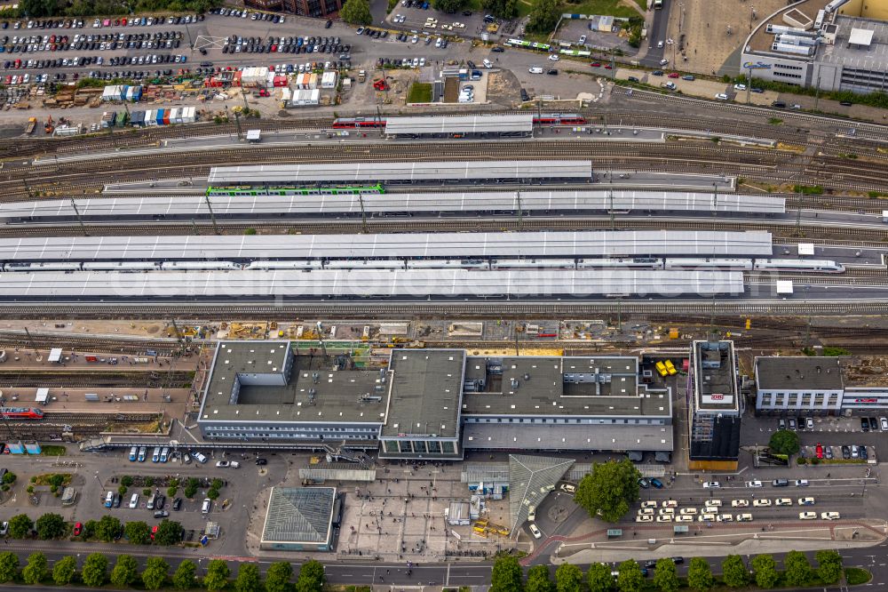 Aerial image Dortmund - track progress and building of the main station of the railway in Dortmund in the state North Rhine-Westphalia, Germany