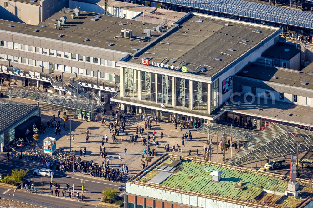 Dortmund from the bird's eye view: track progress and building of the main station of the railway in Dortmund in the state North Rhine-Westphalia, Germany