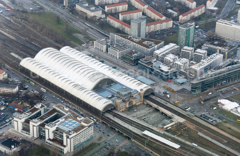 Aerial photograph Dresden - Track progress and building of the main station of the railway in Dresden in the state Saxony, Germany