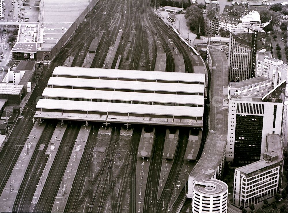 Düsseldorf from the bird's eye view: Track progress and building of the main station of the railway in Duesseldorf in the state North Rhine-Westphalia, Germany