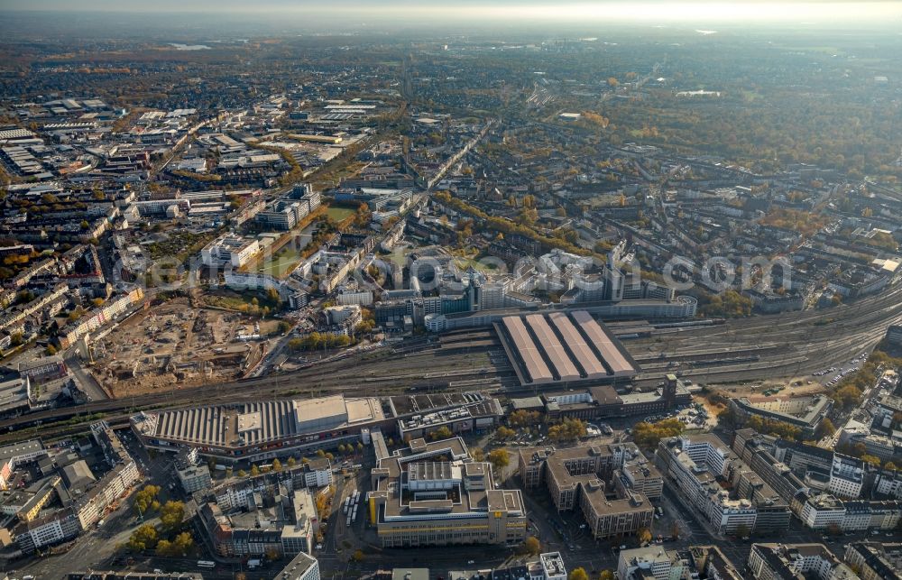 Düsseldorf from above - Track progress and building of the main station of the railway in Duesseldorf in the state North Rhine-Westphalia, Germany