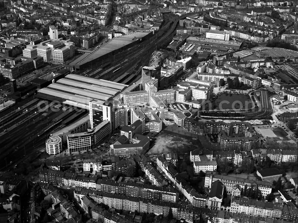 Düsseldorf from above - Track progress and building of the main station of the railway in Duesseldorf in the state North Rhine-Westphalia, Germany