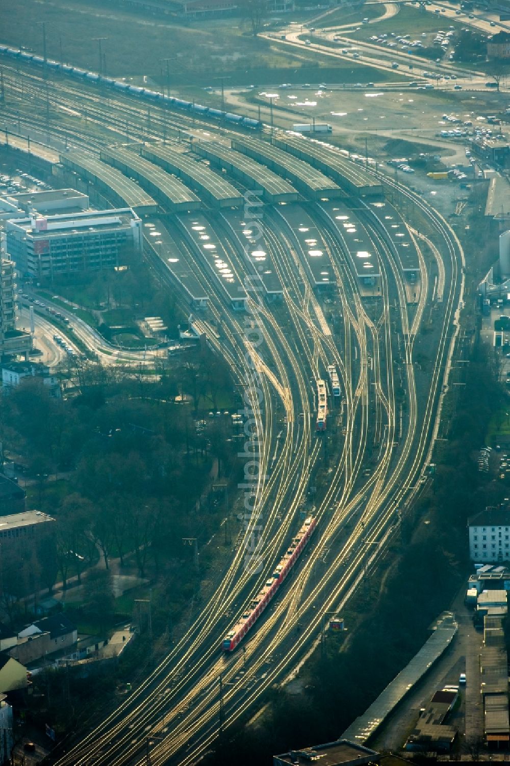 Duisburg from the bird's eye view: Track progress and building of the main station of the railway in Duisburg in the state North Rhine-Westphalia