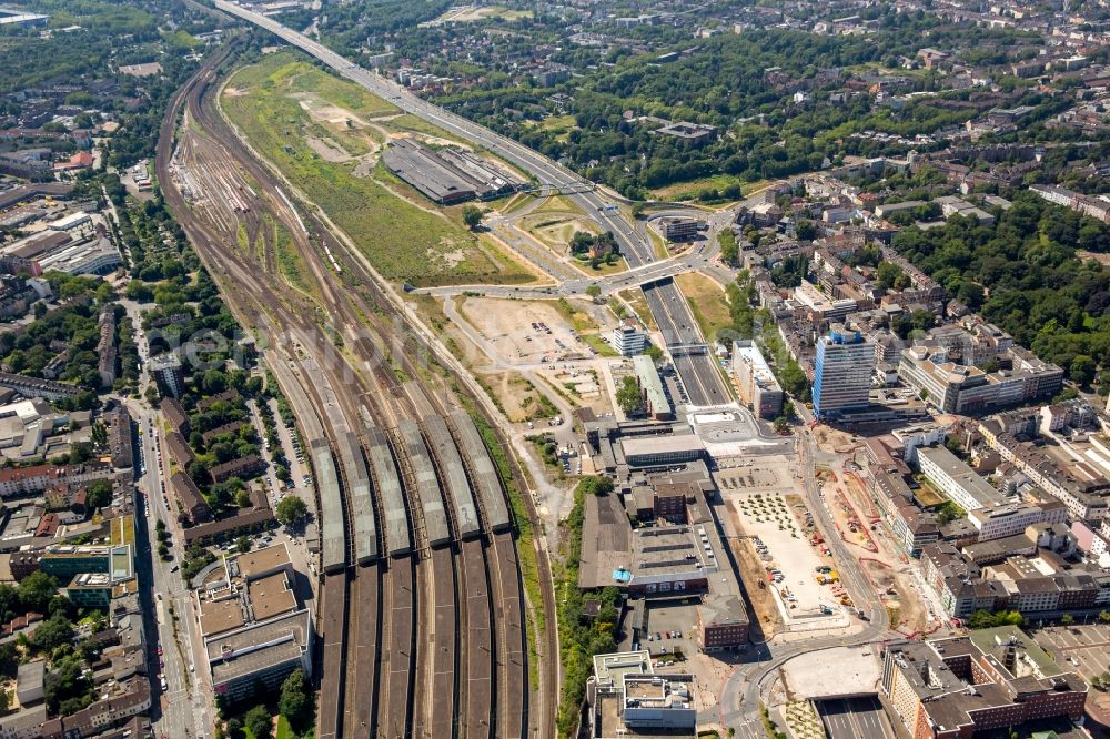 Duisburg from the bird's eye view: Track progress and building of the main station of the railway in Duisburg in the state North Rhine-Westphalia