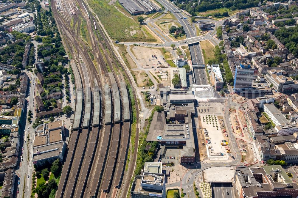 Aerial image Duisburg - Track progress and building of the main station of the railway in Duisburg in the state North Rhine-Westphalia