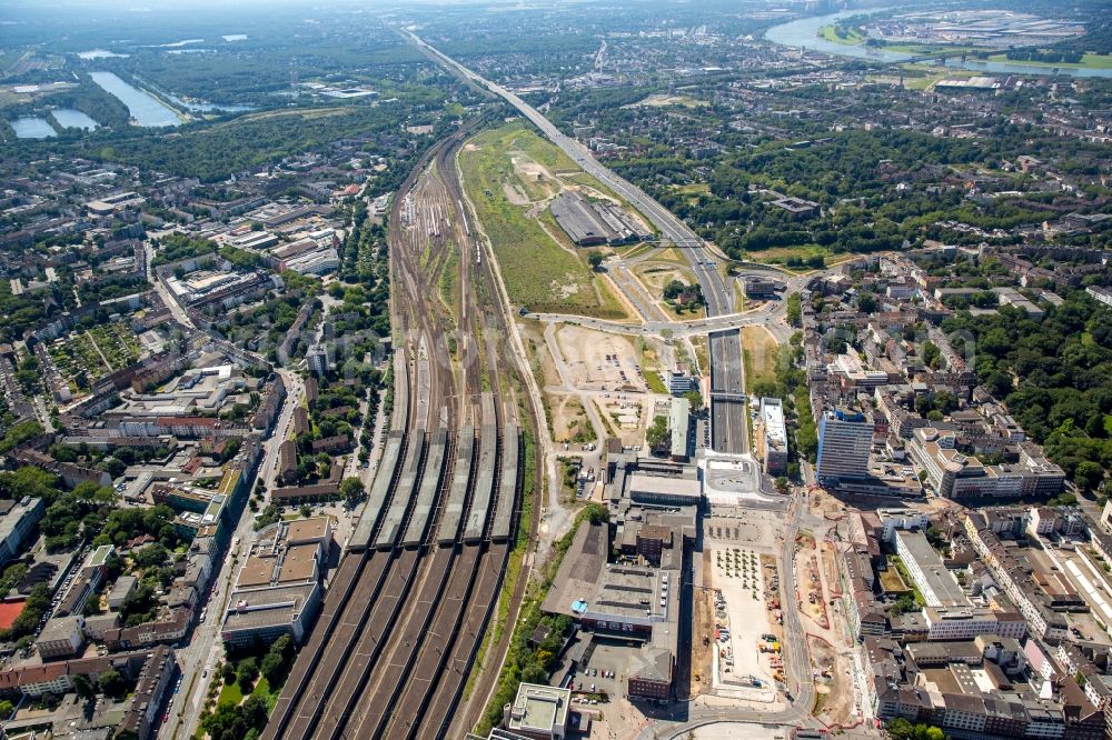 Aerial photograph Duisburg - Track progress and building of the main station of the railway in Duisburg in the state North Rhine-Westphalia