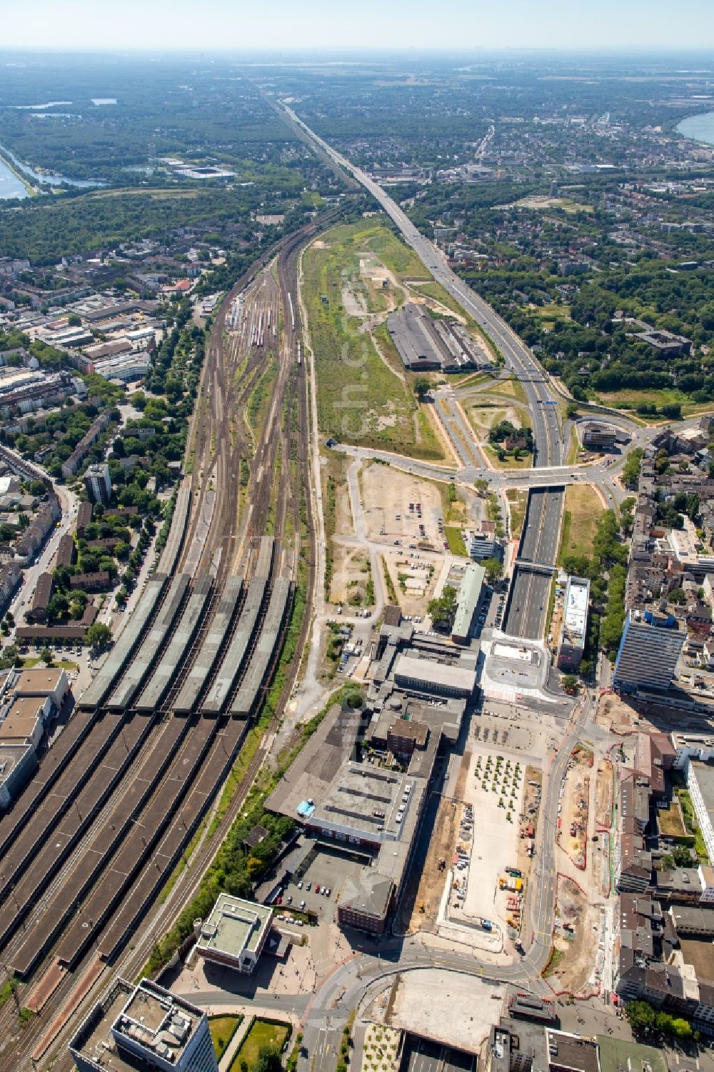 Duisburg from above - Track progress and building of the main station of the railway in Duisburg in the state North Rhine-Westphalia