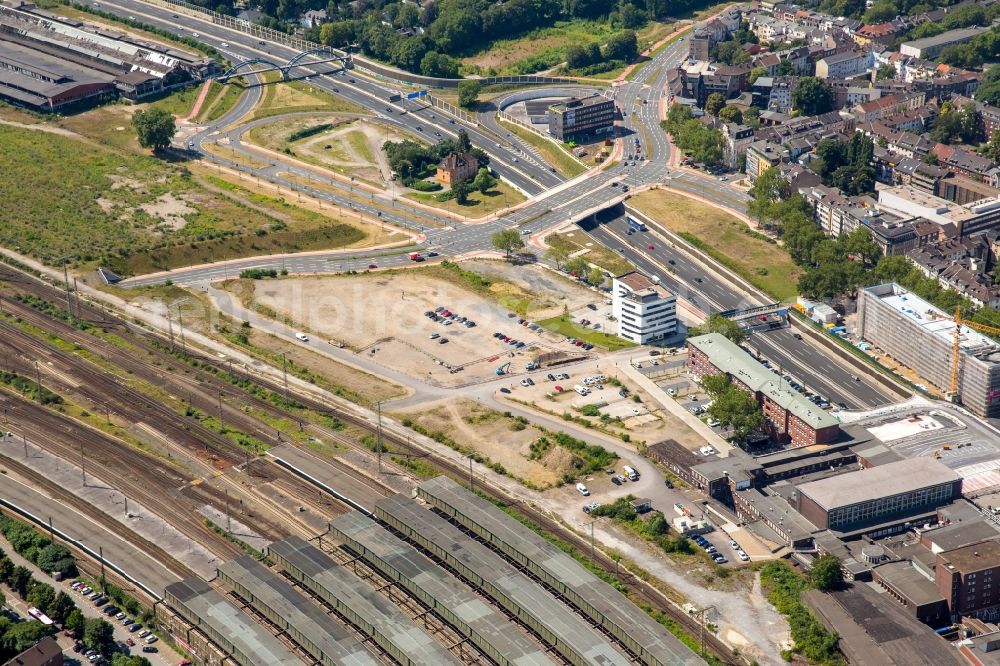 Duisburg from the bird's eye view: Track progress and building of the main station of the railway in Duisburg in the state North Rhine-Westphalia