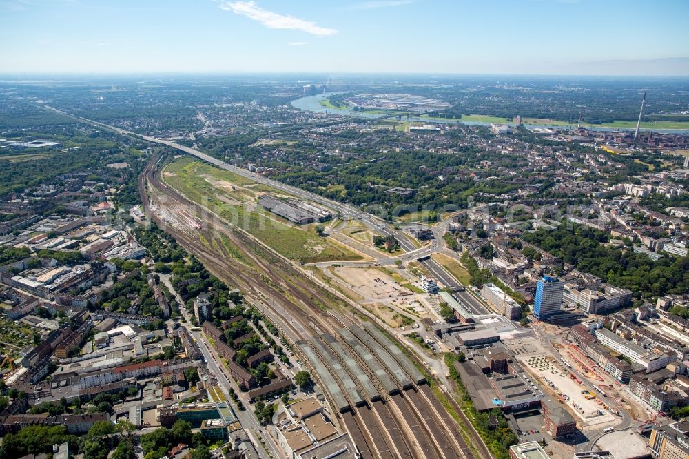 Aerial image Duisburg - Track progress and building of the main station of the railway in Duisburg in the state North Rhine-Westphalia