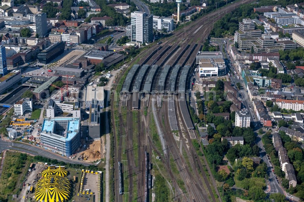 Aerial image Duisburg - Track progress and building of the main station of the railway in the district Neudorf-Nord in Duisburg at Ruhrgebiet in the state North Rhine-Westphalia