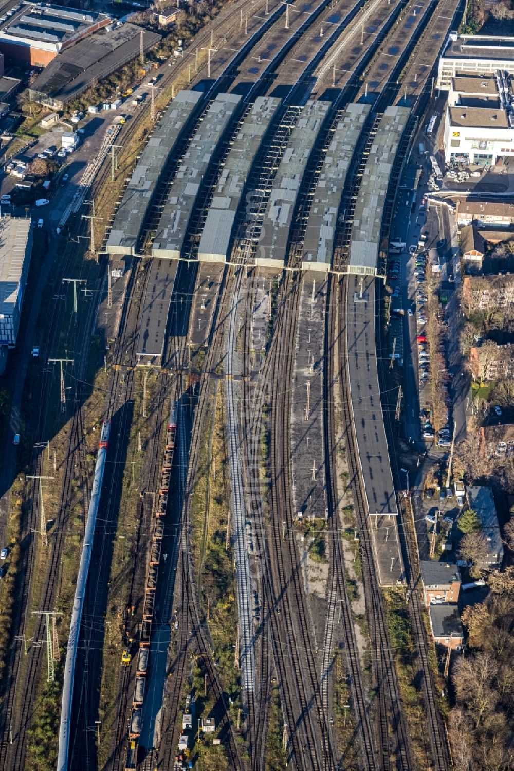 Aerial photograph Duisburg - Track progress and building of the main station of the railway in Duisburg in the state North Rhine-Westphalia