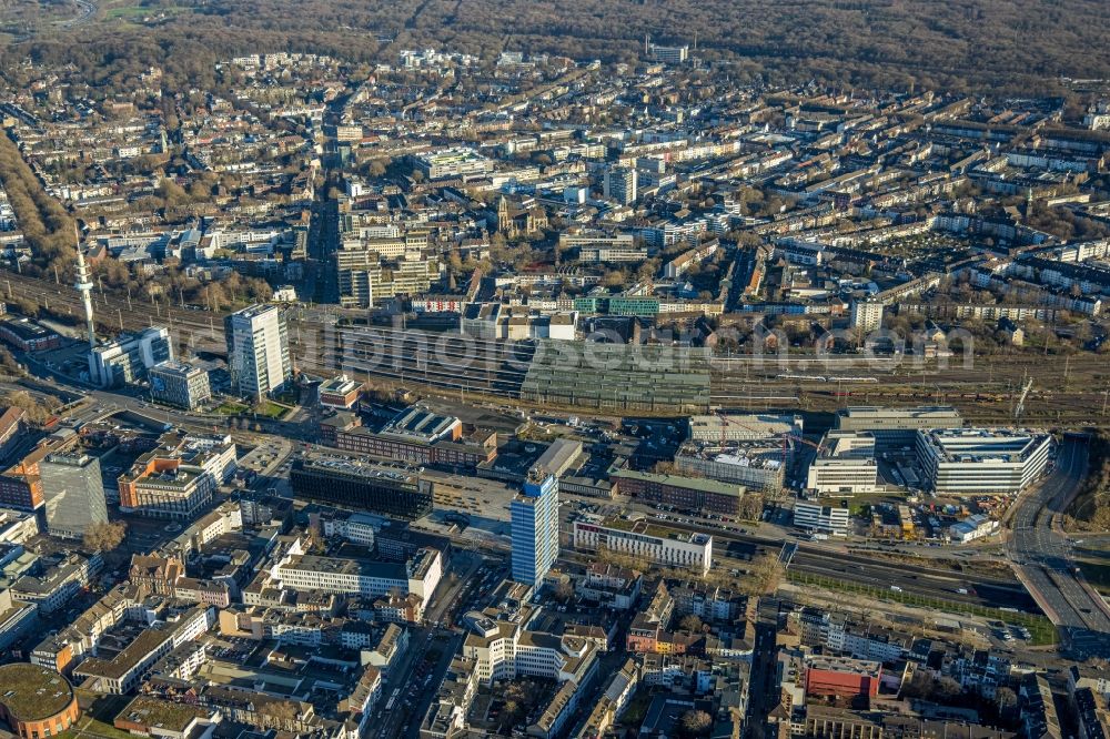 Aerial photograph Duisburg - Track progress and building of the main station of the railway in Duisburg in the state North Rhine-Westphalia