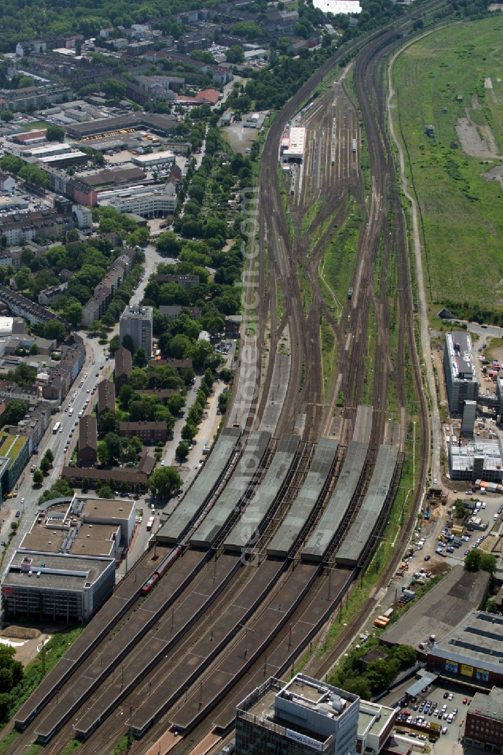 Duisburg from the bird's eye view: Track progress and building of the main station of the railway in Duisburg in the state North Rhine-Westphalia, Germany