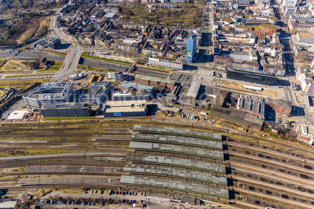 Aerial image Duisburg - Track progress and building of the main station of the railway in the district Neudorf-Nord in Duisburg at Ruhrgebiet in the state North Rhine-Westphalia, Germany