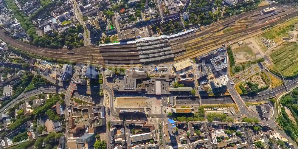 Duisburg from above - Track progress and building of the main station of the railway in the district Neudorf-Nord in Duisburg at Ruhrgebiet in the state North Rhine-Westphalia, Germany