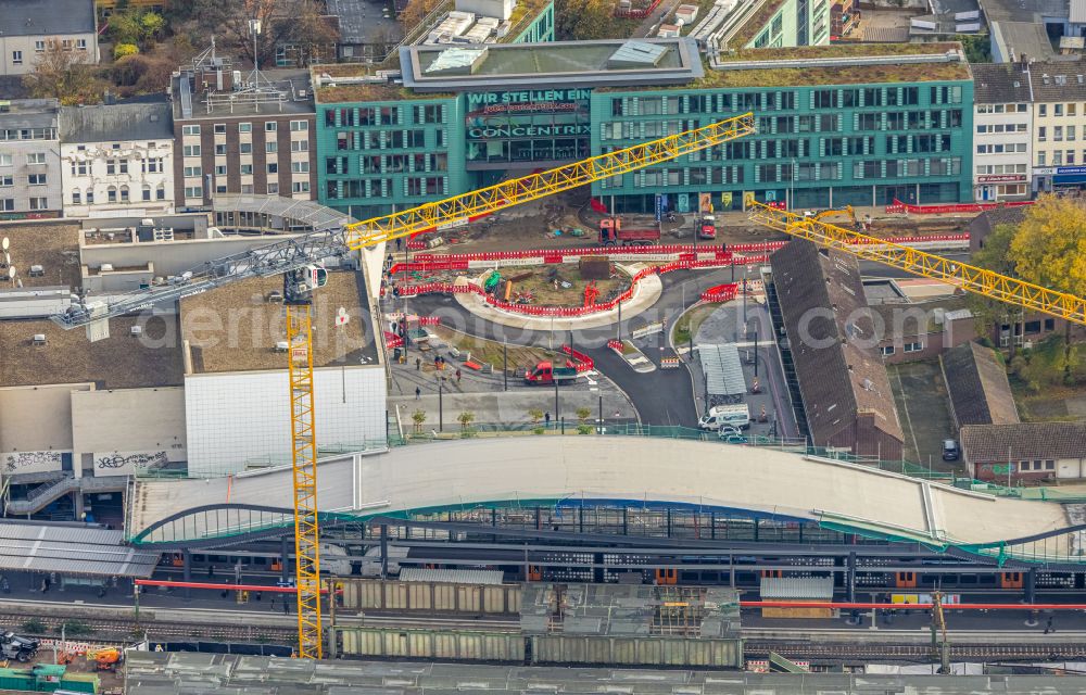 Duisburg from above - Track progress and building of the main station of the railway in the district Neudorf-Nord in Duisburg at Ruhrgebiet in the state North Rhine-Westphalia, Germany