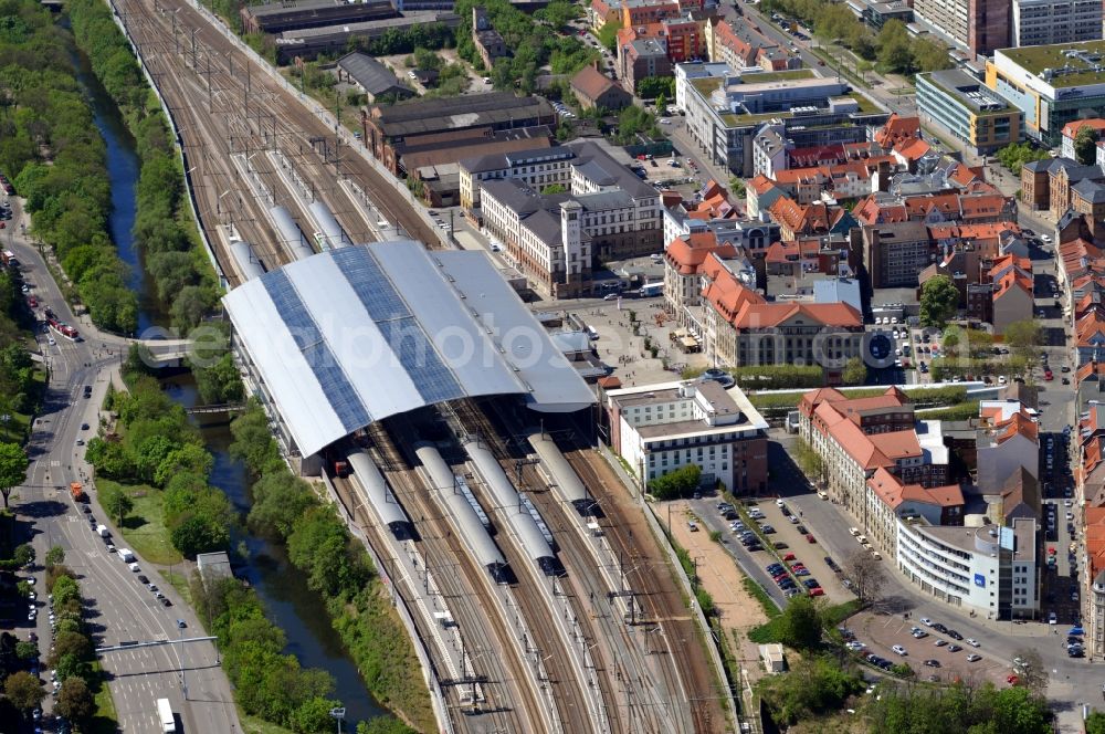 Erfurt from the bird's eye view: Track progress and building of the main station of the railway in Erfurt in the state Thuringia