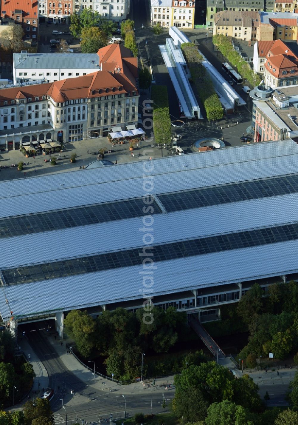 Erfurt from the bird's eye view: Track progress and building of the main station of the railway in Erfurt in the state Thuringia