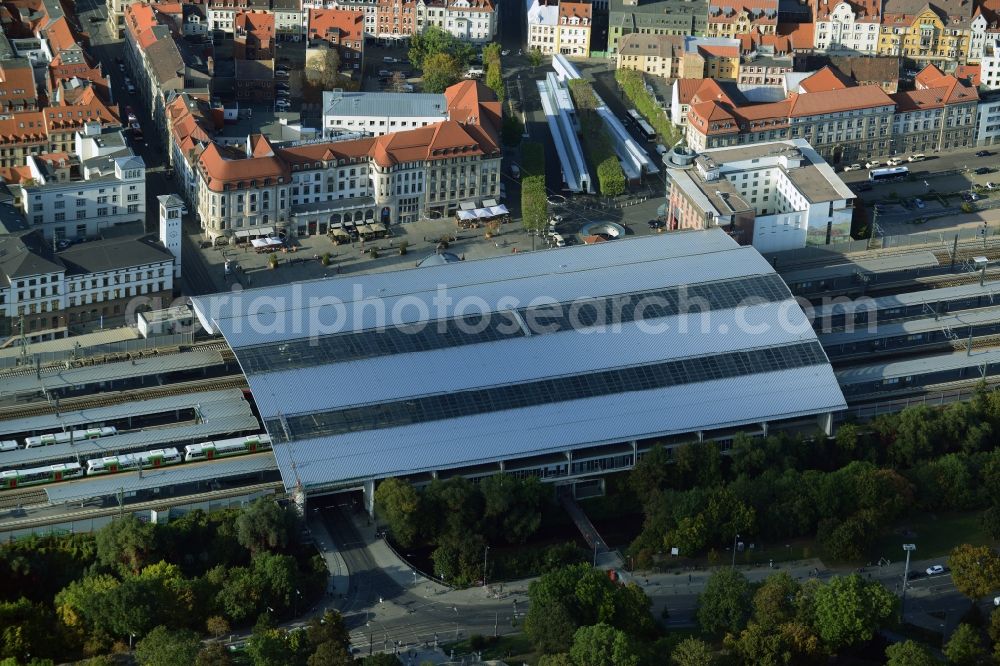 Aerial image Erfurt - Track progress and building of the main station of the railway in Erfurt in the state Thuringia