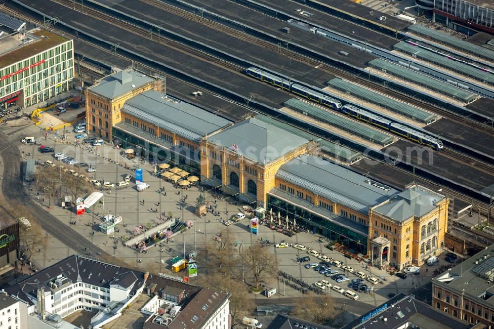 Hannover from the bird's eye view: Central station of the German railways on the Ernst August's place in Hannover in the federal state Lower Saxony, Germany