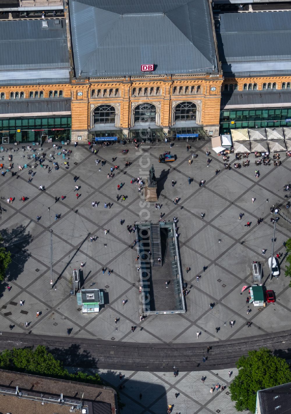 Hannover from the bird's eye view: Central station of the German railways on the Ernst August's place in Hannover in the federal state Lower Saxony, Germany