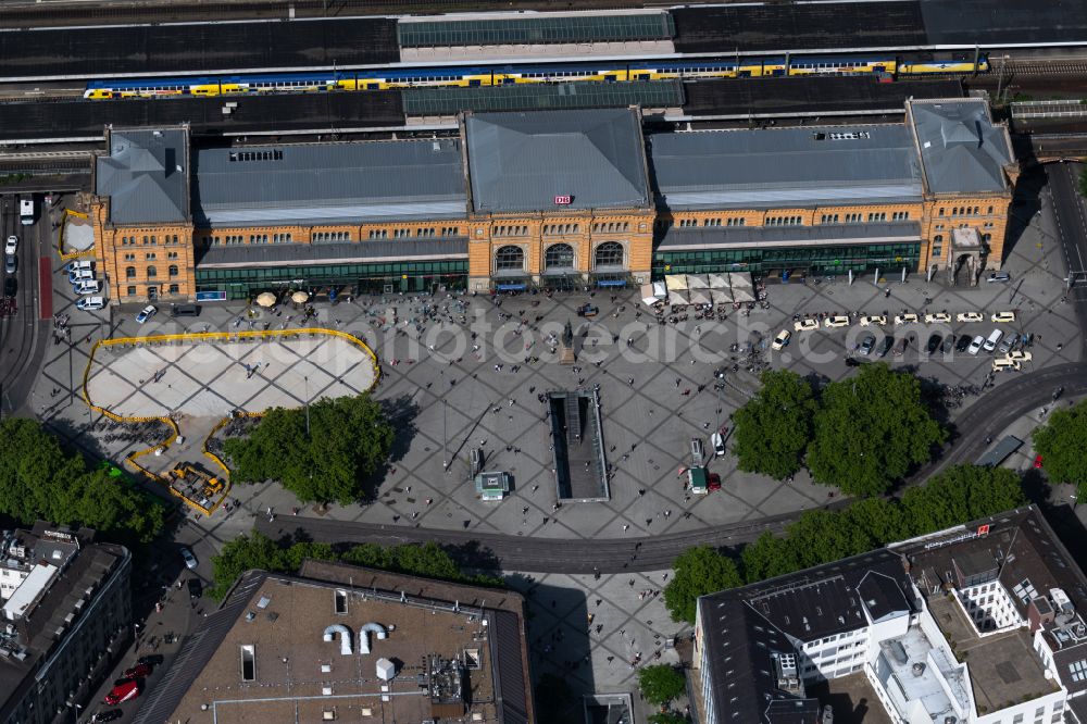 Hannover from above - Central station of the German railways on the Ernst August's place in Hannover in the federal state Lower Saxony, Germany