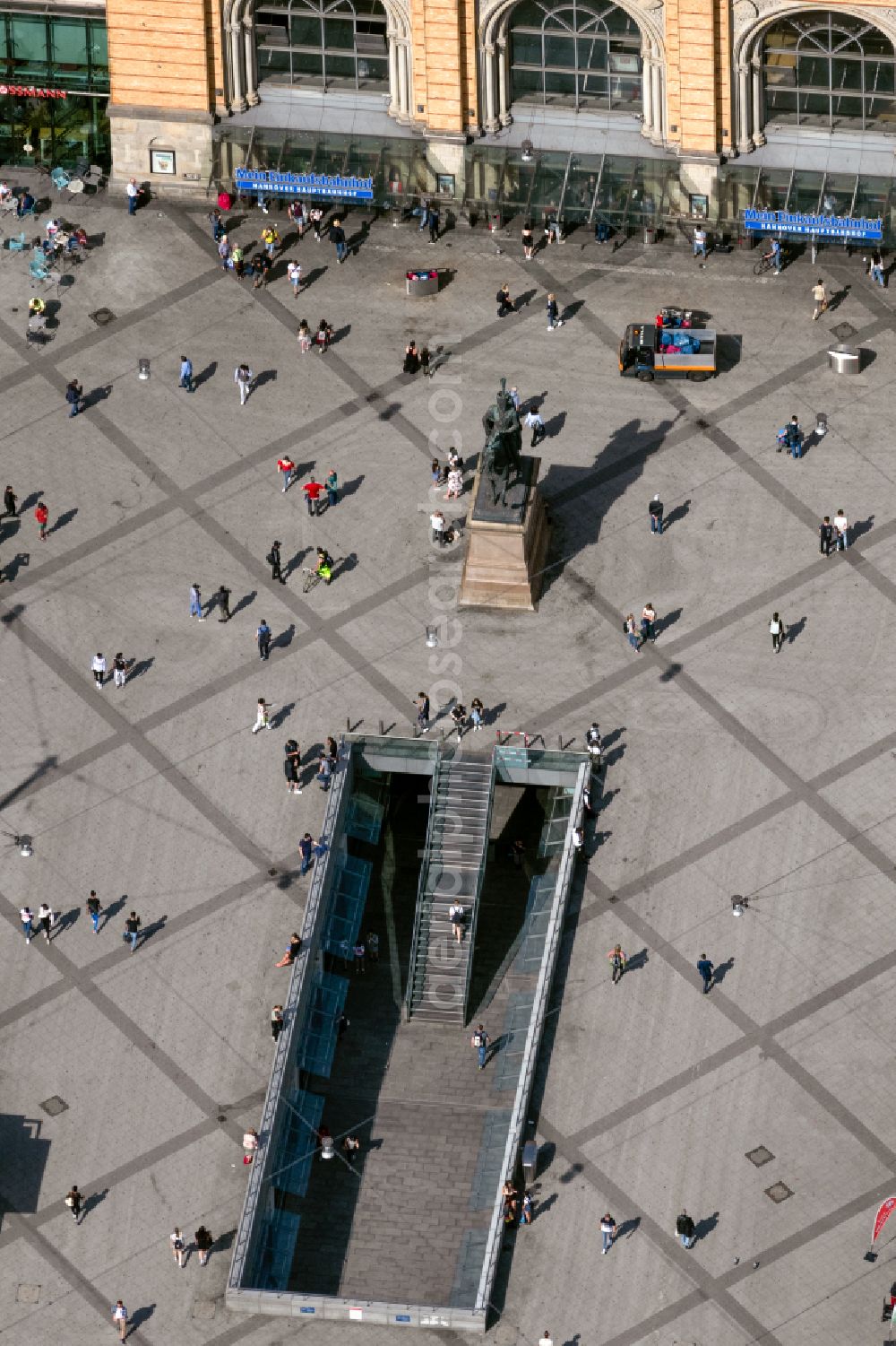 Hannover from the bird's eye view: Central station of the German railways on the Ernst August's place in Hannover in the federal state Lower Saxony, Germany