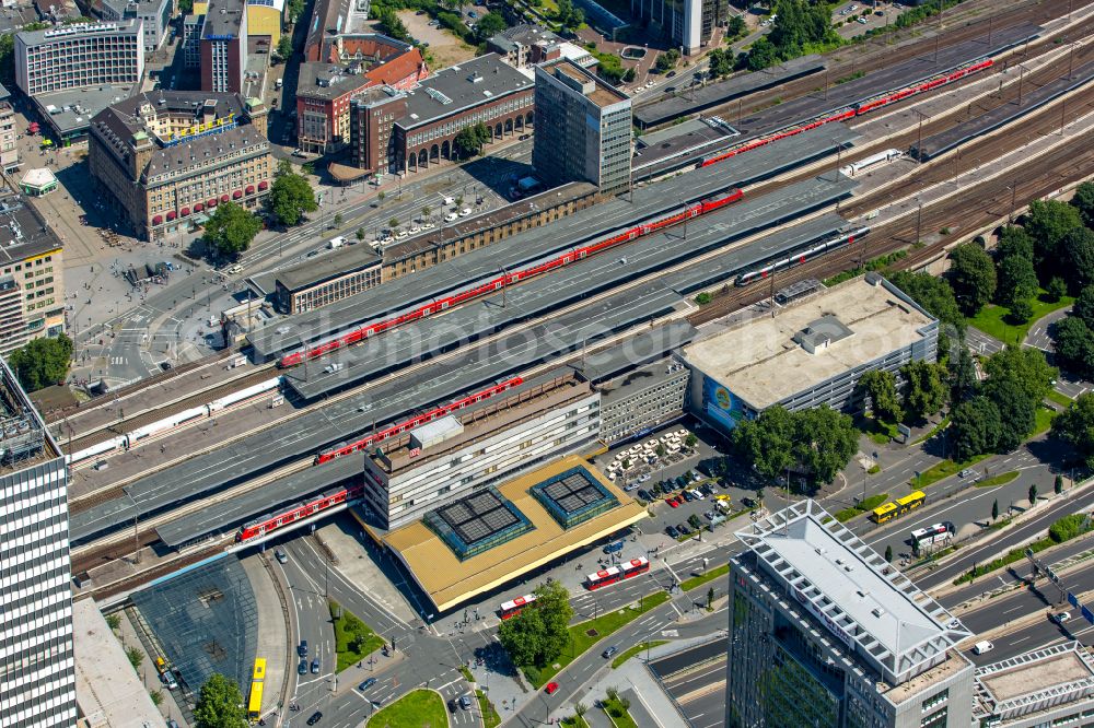 Aerial photograph Essen - track progress and building of the main station of the railway in Essen at Ruhrgebiet in the state North Rhine-Westphalia, Germany