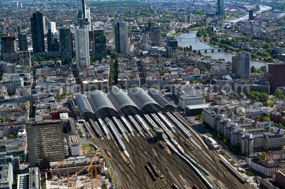 Aerial photograph Frankfurt am Main - Track progress and building of the main station of the railway in Frankfurt in the state Hesse