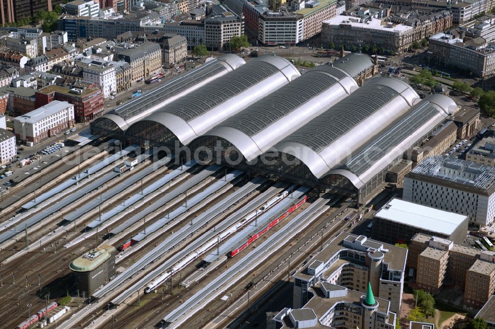 Frankfurt am Main from the bird's eye view: Track progress and building of the main station of the railway in Frankfurt in the state Hesse