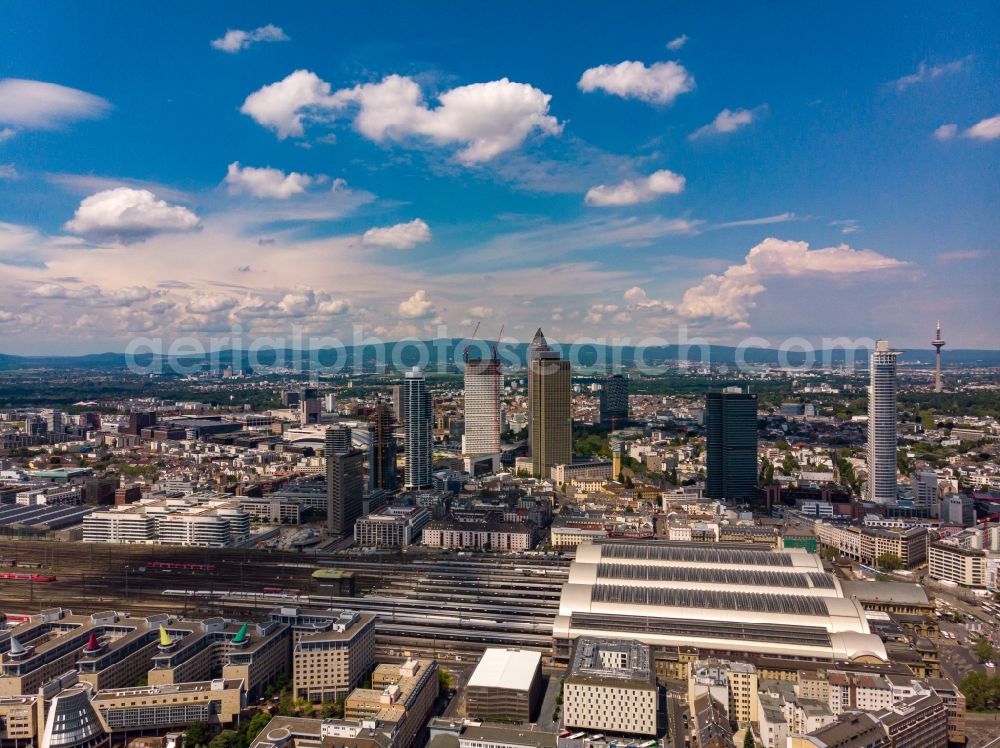 Frankfurt am Main from the bird's eye view: Track progress and building of the main station of the railway in Frankfurt in the state Hesse, Germany