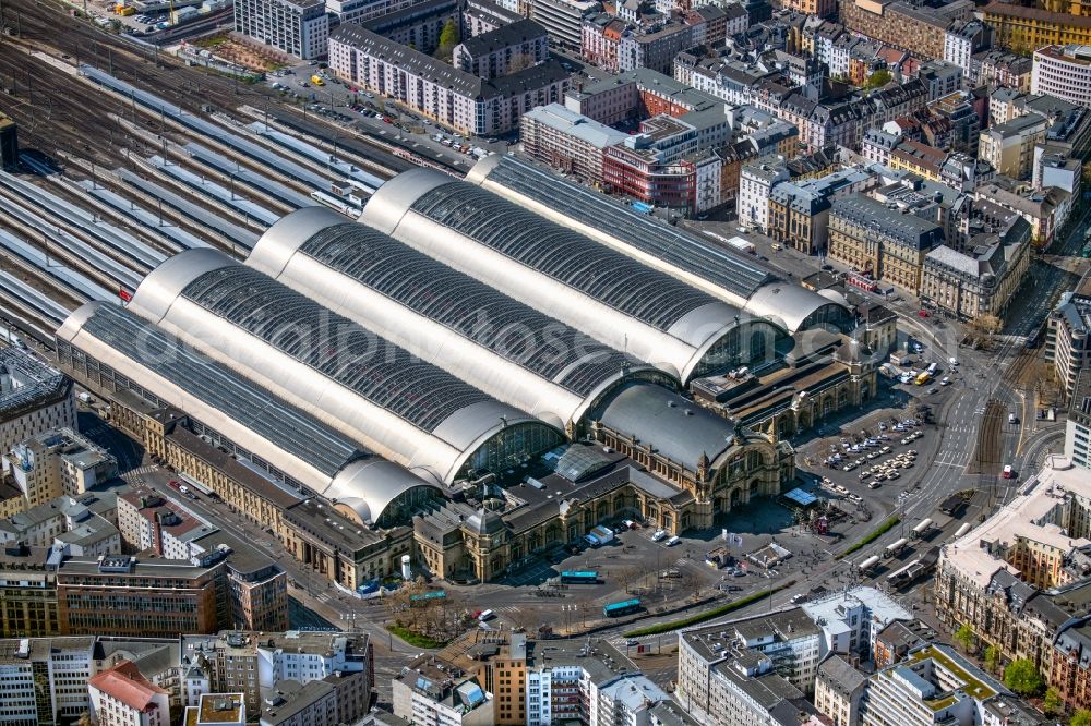 Aerial image Frankfurt am Main - Track progress and building of the main station of the railway in Frankfurt in the state Hesse, Germany