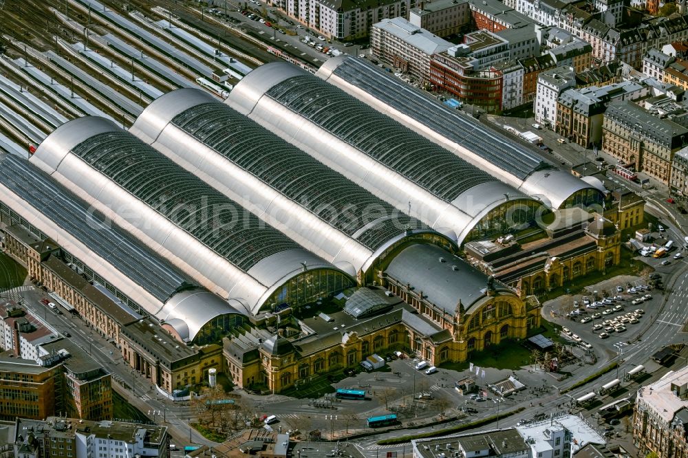 Aerial photograph Frankfurt am Main - Track progress and building of the main station of the railway in Frankfurt in the state Hesse, Germany