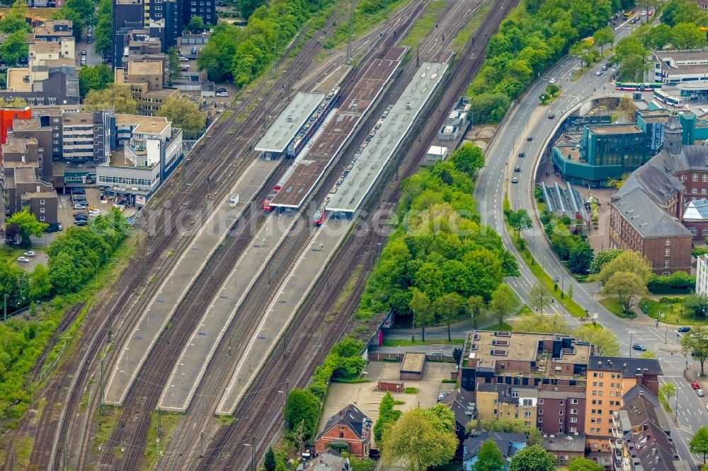 Aerial photograph Gelsenkirchen - Track progress and building of the main station of the railway in Gelsenkirchen at Ruhrgebiet in the state North Rhine-Westphalia, Germany