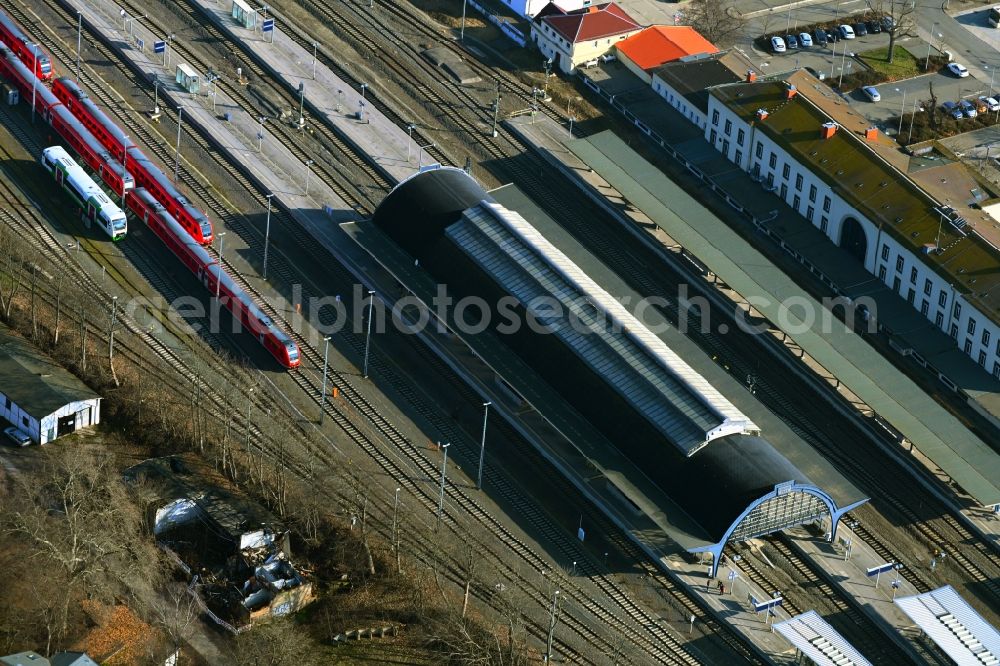 Gera from the bird's eye view: Track progress and building of the main station of the railway in Gera in the state Thuringia, Germany