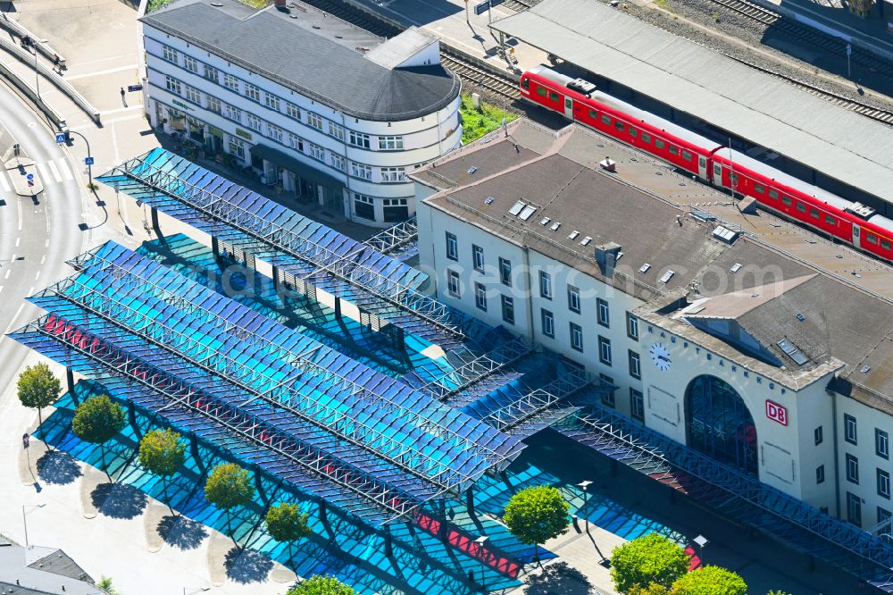 Gera from the bird's eye view: Track progress and building of the main station of the railway on place Bahnhofsplatz in Gera in the state Thuringia, Germany