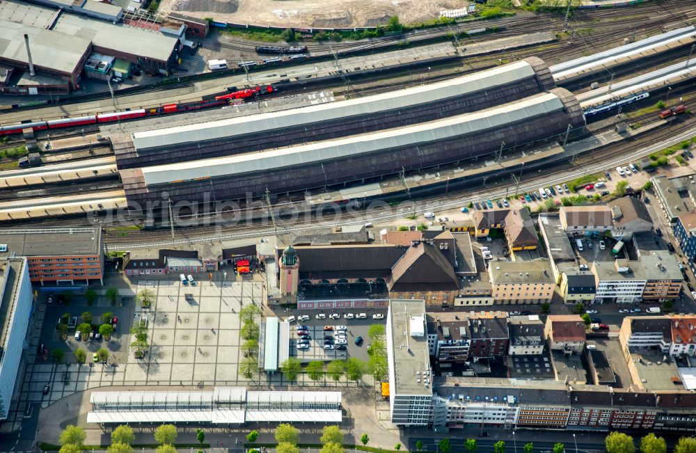 Aerial photograph Hagen - Track progress and building of the main station of the railway on street Am Hauptbahnhof in Hagen at Ruhrgebiet in the state North Rhine-Westphalia, Germany