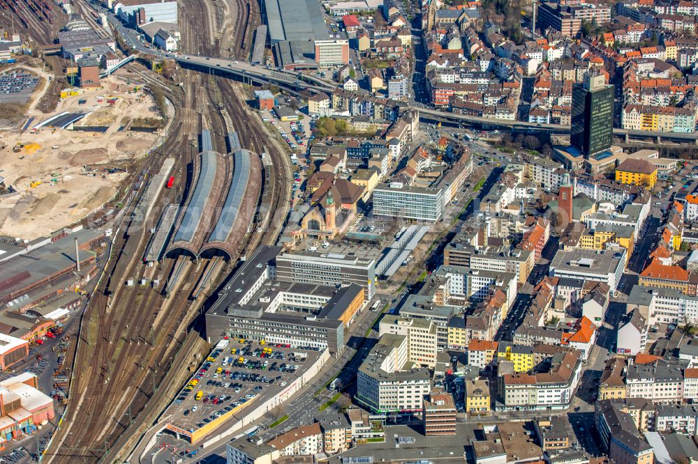 Hagen from the bird's eye view: Track progress and building of the main station of the railway on street Am Hauptbahnhof in Hagen at Ruhrgebiet in the state North Rhine-Westphalia, Germany