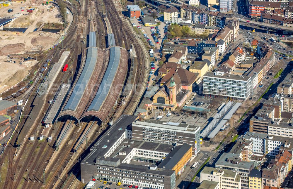 Aerial image Hagen - Track progress and building of the main station of the railway on street Am Hauptbahnhof in Hagen at Ruhrgebiet in the state North Rhine-Westphalia, Germany