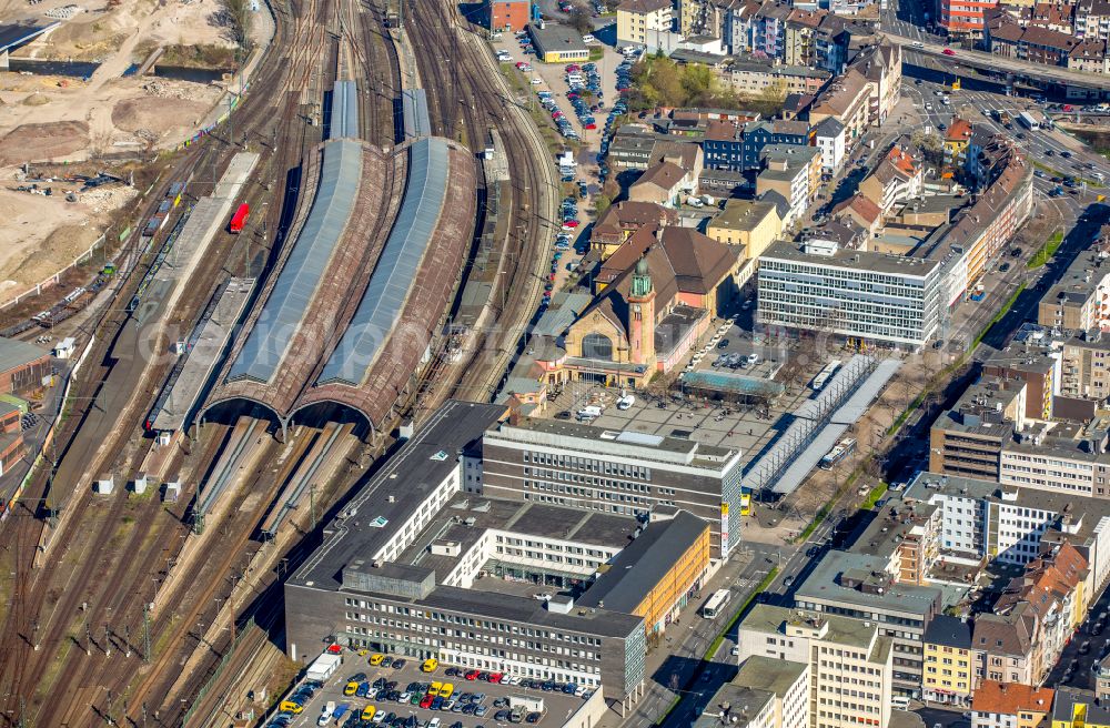 Aerial photograph Hagen - Track progress and building of the main station of the railway on street Am Hauptbahnhof in Hagen at Ruhrgebiet in the state North Rhine-Westphalia, Germany