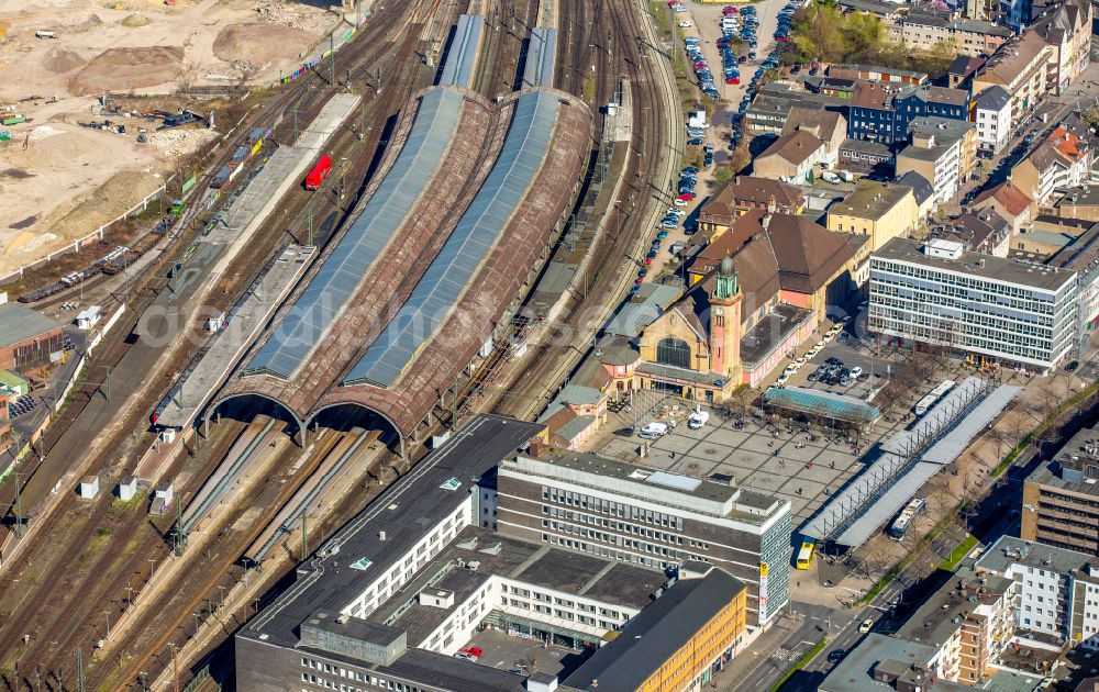 Hagen from the bird's eye view: Track progress and building of the main station of the railway on street Am Hauptbahnhof in Hagen at Ruhrgebiet in the state North Rhine-Westphalia, Germany