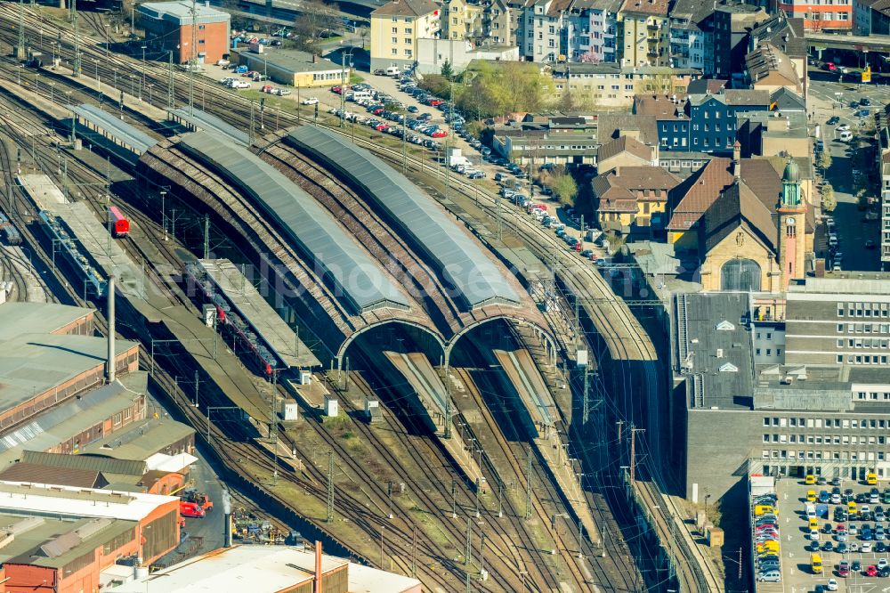 Hagen from the bird's eye view: Track progress and building of the main station of the railway on street Am Hauptbahnhof in Hagen at Ruhrgebiet in the state North Rhine-Westphalia, Germany