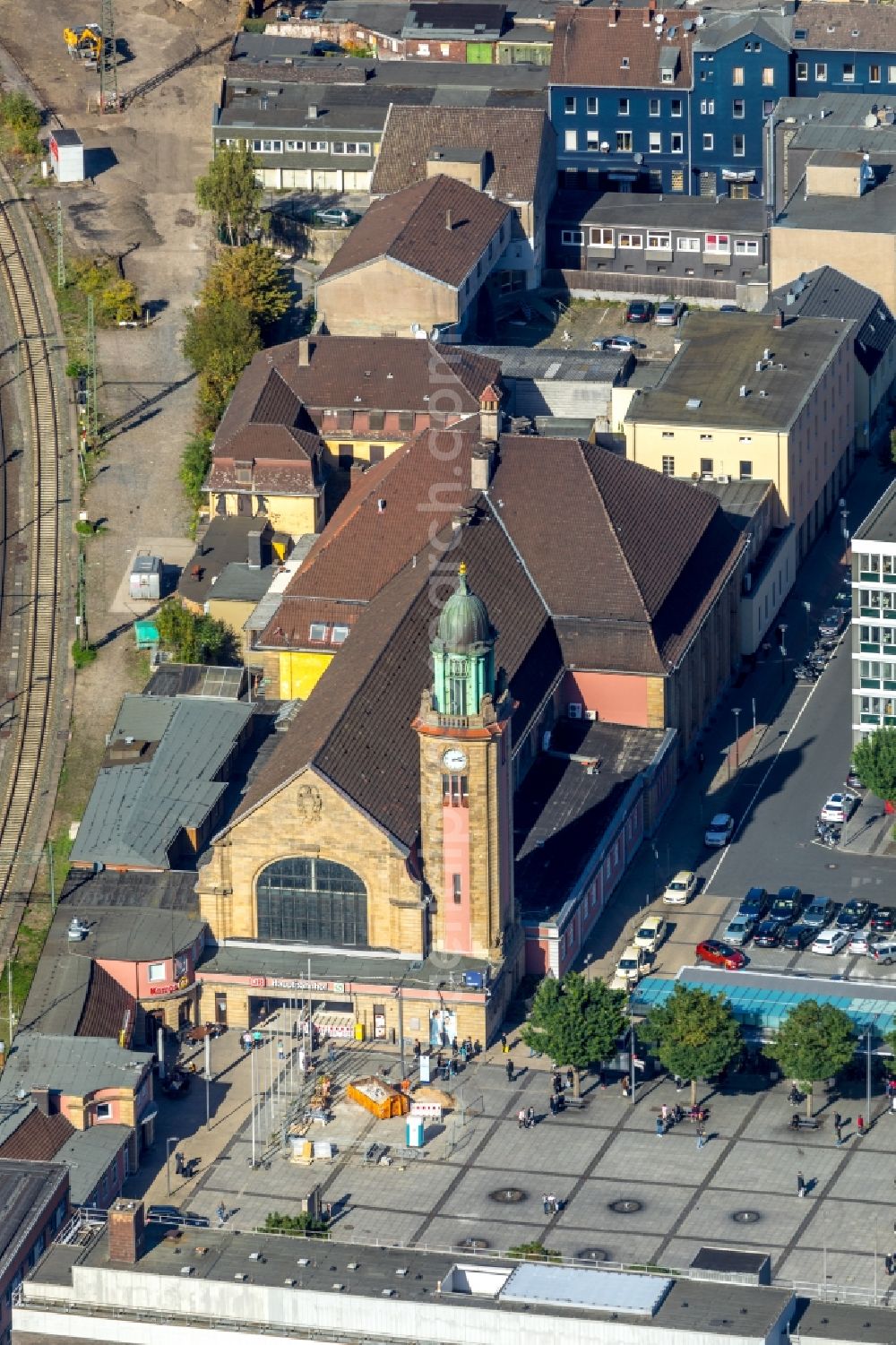 Hagen from the bird's eye view: Track progress and building of the main station of the railway in Hagen in the state North Rhine-Westphalia, Germany