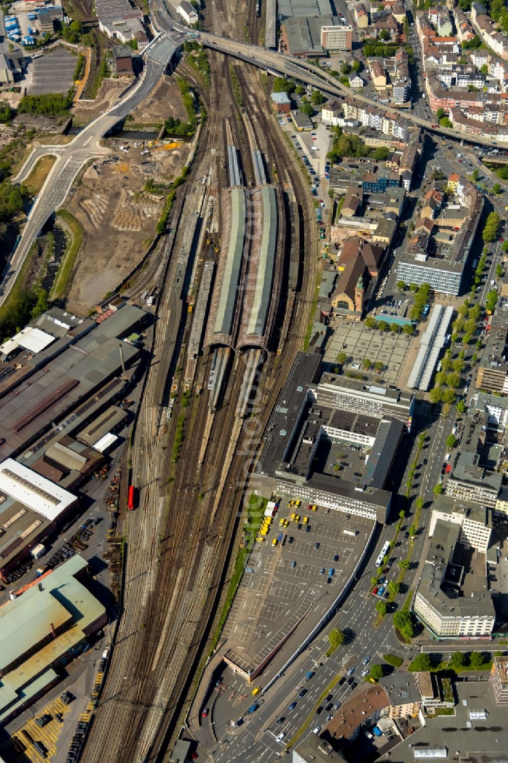 Hagen from the bird's eye view: Track progress and building of the main station of the railway in Hagen in the state North Rhine-Westphalia, Germany