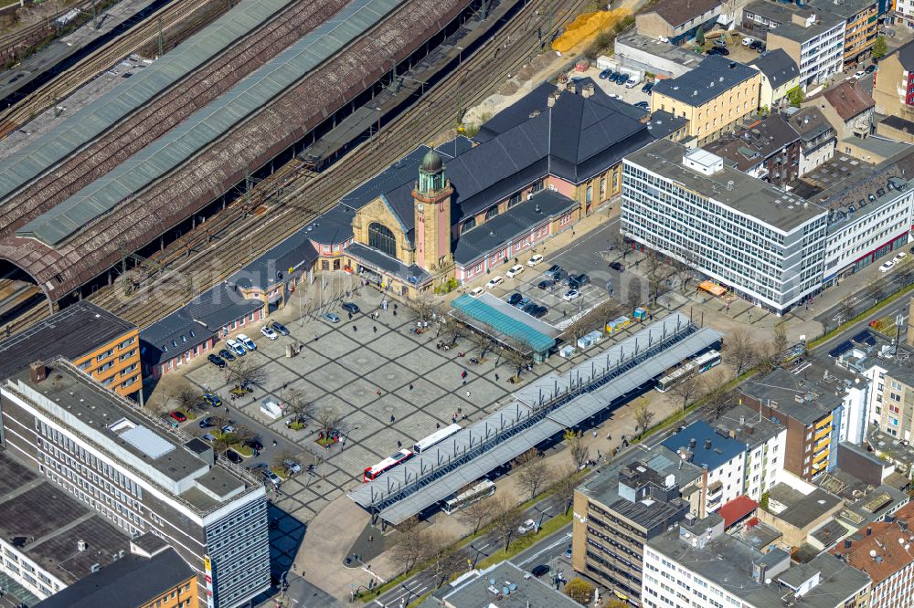 Hagen from the bird's eye view: Track progress and building of the main station of the railway on street Am Hauptbahnhof in Hagen at Ruhrgebiet in the state North Rhine-Westphalia, Germany