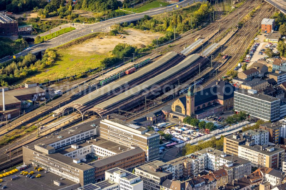 Aerial image Hagen - Track progress and building of the main station of the railway on street Am Hauptbahnhof in Hagen at Ruhrgebiet in the state North Rhine-Westphalia, Germany