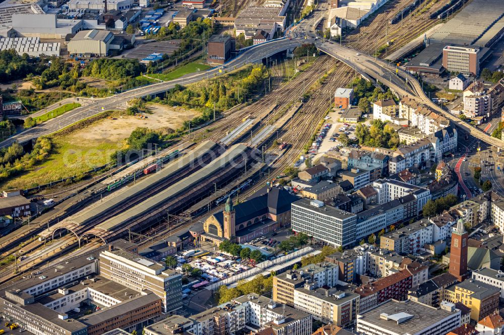 Hagen from the bird's eye view: Track progress and building of the main station of the railway on street Am Hauptbahnhof in Hagen at Ruhrgebiet in the state North Rhine-Westphalia, Germany