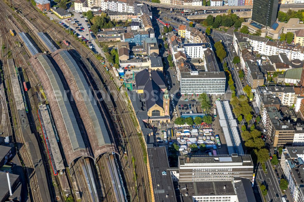 Hagen from the bird's eye view: Track progress and building of the main station of the railway on street Am Hauptbahnhof in Hagen at Ruhrgebiet in the state North Rhine-Westphalia, Germany